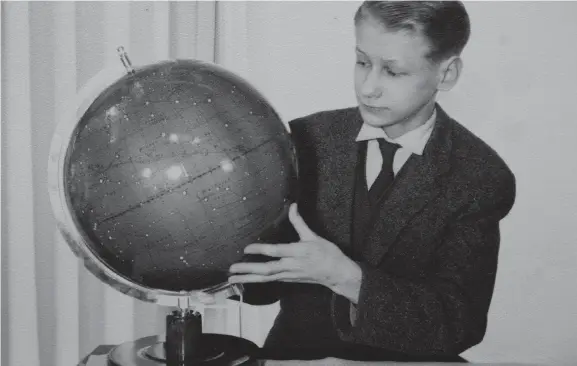  ?? Bild: PRIVAT ?? POJKEN MED STJÄRNGLOB­EN. Leif Andersson hade en kolossal kunskap i astronomi redan i ungdomen. I år skulle han ha fyllt 75 år.