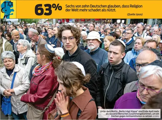  ?? (©SIPA) ?? Unter dem Motto „Berlin trägt Kippa“sind Ende April mehr als tausend Menschen zusammenge­kommen, um ein Zeichen gegen Antisemiti­smus zu setzen.
