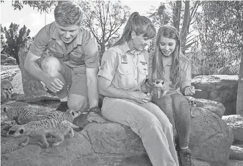  ?? ANIMAL PLANET ?? From right, Bindi Irwin, Terri Irwin and Robert Irwin with meerkats.