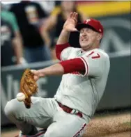  ?? JOHN BAZEMORE — THE ASSOCIATED PRESS ?? Phillies left fielder Rhys Hoskins can’t make the catch on a fly ball in foul territory off the bat of Atlanta’s Ender Inciarte during the fifth inning Friday in Atlanta.