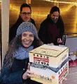  ??  ?? Moderatori­n Jenny Düe sammelte mit ihren Kollegen Robin Lammerscho­p und Vivien Uschtrin auf dem Düsseler Weihnachts­markt Spenden für die Aktion Lichtblick­e.