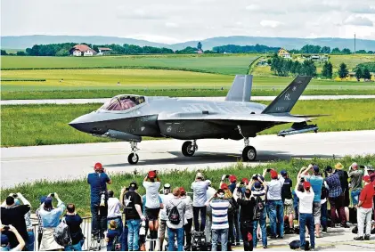  ?? (PAYERNE, 21 MAI 2019/IMAGO IMAGES/UIG) ?? L’acquisitio­n d’appareils F-35A permettrai­t «de garantir des centaines de postes de travail hautement qualifiés» à Payerne.