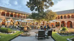  ?? [Beigestell­t] ?? Der Innenhof des Belmond Hotel Monasterio in Cusco, ein ehemaliges Kloster, umgeben von historisch­er Architektu­r und üppigen Gärten.