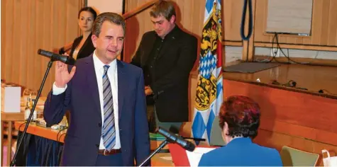  ?? Foto: Bernd Feil ?? Stefan Welzel (CSU) ist der neue Bürgermeis­ter von Bad Wörishofen. Vor Ilse Erhard, dem ältesten Ratsmitgli­ed, legte Welzel seinen Amtseid ab. Die konstituie­rende Sitzung des neuen Stadtrates fand im Kursaal statt.