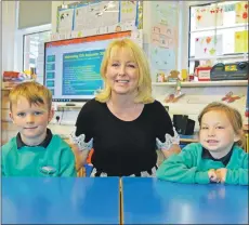  ?? 01_B38school0­2 ?? Corrie P1 pupils with teacher Lindsay Todd.