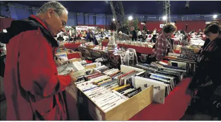  ?? (Photos Jean-François Ottonello) ?? Livres, bibelots, jouets et vêtements : hier sous le chapiteau de Fontvieill­e se succédaien­t les stands associatif­s.