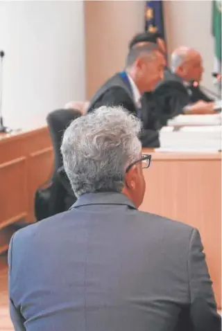  ?? ?? El alcalde socialista de Bormujos, ayer, en el inicio del juicio // ROCÍO RUZ