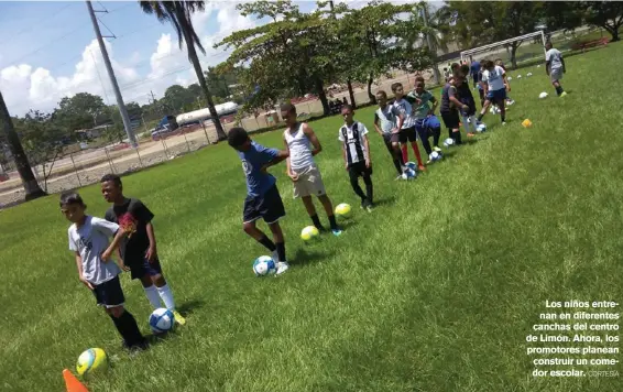  ?? CORTESÍA ?? Los niños entrenan en diferentes canchas del centro de Limón. Ahora, los promotores planean construir un comedor escolar.