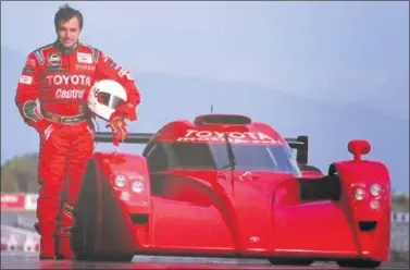  ??  ?? POSANDO CON LA ‘BESTIA’. Carlos Sainz se puso al volante del Toyota GT-One TS020 en Barcelona.