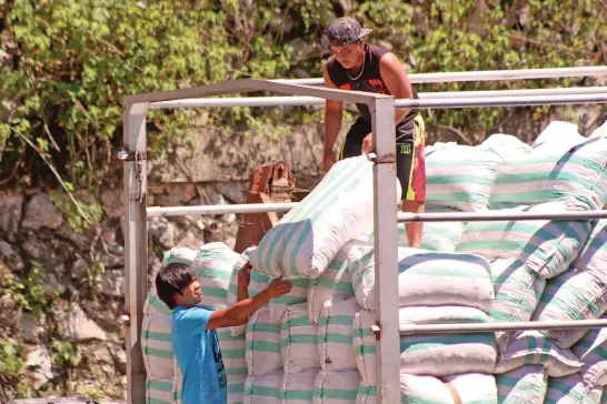  ?? Photo by Milo Brioso ?? STINKING BUSINESS. Chicken dung trading remains in Sitio Tili, Shilan despite the closure order by La Trinidad Mayor Romeo Salda.