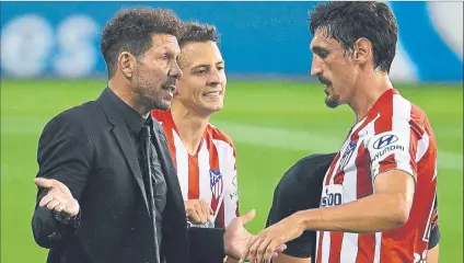  ?? FOTO: GETTY ?? Simeone, charlando con Savic en la pausa de hidratació­n del encuentro de Balaídos