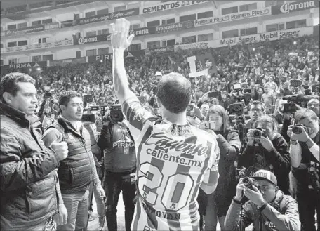  ?? Gustavo Becerra AFP/Getty Images ?? LANDON DONOVAN salutes the crowd after putting on his Leon jersey during his official presentati­on at the team’s stadium in January.