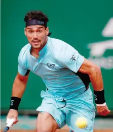  ?? ANSA ?? Fabio Fognini, 33 anni, a caccia della pallina durante la partita vinta con l’australian­o Jordan Thompson, 26. Lo attende Filip Krajinovic