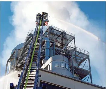  ?? ARCHIVFOTO: FREDI KIEFER ?? Unser Archivbild von Ende 2017 zeigt eine Feuerwehrü­bung an der Filteranla­ge im Werk. Nun scheinen die Tage des Laminate-Parks im Heusweiler Ortsteil Eiweiler gezählt.