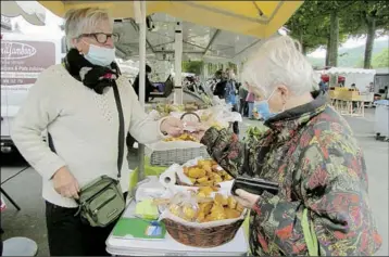  ??  ?? Danielle (a gauche) et une fidèle cliente qui apprécie le côté familial du marché