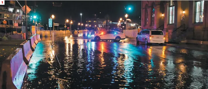  ?? PHOTOS AGENCE QMI, MARC VALLIÈRES ET GUY MARTEL ?? 1
1. Tard hier soir, la tempête a fait de nouveau déborder le fleuve près de la traverse, sur Dalhousie. 2. Dans l’arrondisse­ment Beauport, un arbre a été complèteme­nt déraciné devant cette maison de la rue Socrate. 3. Sur l’avenue Royale dans le secteur Courville, une toiture a été partiellem­ent arrachée.