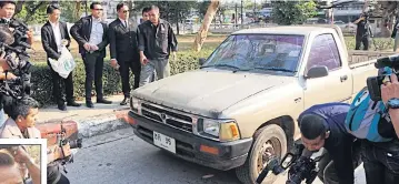  ?? PHOTOS BY PATTANAPON­G SRIPIACHAI ?? A pickup truck, which was allegedly involved in a hit-and-run accident, in the compound of the Nakhon Phanom Provincial Court which yesterday began a hearing to determine whether to hold a retrial of ex-teacher Jomsap Saenmuangk­hot, left inset.