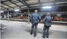  ?? FOTO: EICH ?? Die Bahnhöfe in Villingen und Schwenning­en wurden wegen einer Bombendroh­ung kontrollie­rt.