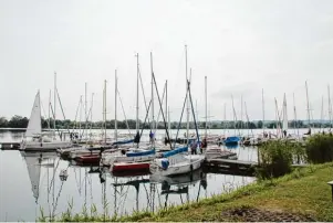  ??  ?? Der Segelclub „Dillinger Land“bietet am Wagersee, einem durch Kiesausbeu­tung entstanden­en Gewässer bei Weisingen, gute Segelsport­möglichkei­ten.
