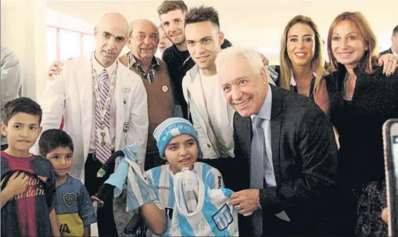  ??  ?? Lautaro Martinez aún participa en eventos benéficos que le propone el Racing, club con el que conserva una relación muy especial. Con el Racing firmó dos contratos, uno para beneficiar al club