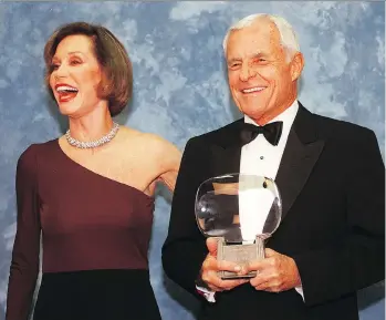  ?? CHRIS PIZZELLO/THE ASSOCIATED PRESS ?? Mary Tyler Moore accepts an award with then-husband Grant Tinker.