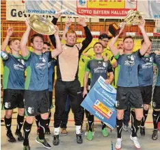  ?? Foto: Fred Schöllhorn ?? Vom Skifahren zum Futsal und zurück: Der FC Stätzling gewann das schwäbisch­e Hallen Endrunden Turnier in Günzburg in einem spannenden Finale gegen Türkspor Augsburg mit 4:3.