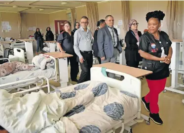 ?? NDAMANE Independen­t Newspapers | AYANDA ?? HEALTH and Wellness MEC Nomafrench Mbombo conducts an oversight visit at the Mitchells Plain Transition­al Care Facility.