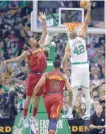  ??  ?? ↑ Horford fue protagonis­ta para mejorar a 2-0.