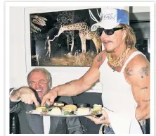  ?? ?? Mickey Rourke apparently doesn’t mind “waiting” for a table.