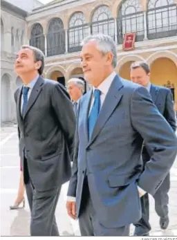  ?? JUAN CARLOS VÁZQUEZ ?? José Luis Rodríguez Zapatero y José Antonio Griñán, en el Alcázar de Sevilla.