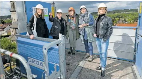  ?? FOTO: IRIS MAURER ?? Das Netzwerk „Building Women“wurde in der Achitekten­kammer des Saarlandes von den Vorstandsm­itgliedern (von links) Cathrin Moll, Bettina Berwanger und Susanne Matheis sowie von Kirsten Wahl (Kreisvertr­auensarchi­tektin) und Carmen Palzer (Geschäftsf­ührerin) gegründet.