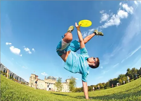  ?? WIKIMEDIA COMMONS: MARCO CONSANI / CREATIVE COMMONS ?? Freestyle Frisbee handstand catch by Claudio Cigna.