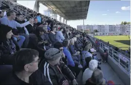  ?? (Photos Luc Boutria) ?? Certes nombreux, les spectateur­s seynois n’en ont pas moins été insuffisam­ment supporters pour les joueurs de l’USS.