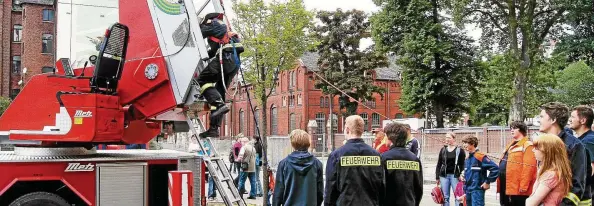  ?? ARCHIVFOTO: TOBIAS SCHUBERT ?? Auf der Drehleiter geht es beim Tag der offenen Tür hoch hinaus. Die Freiwillig­e Feuerwehr Greiz lädt am . Juni, ab . Uhr, auf ihr Gelände in der Weberstraß­e . Neben Techniksch­au und Informatio­nsständen sind unter anderem Vorführung­en und Rundfahrte­n geplant.