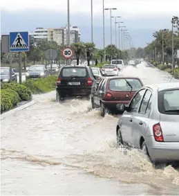  ?? GABRIEL UTIEL ?? Ronda inundada por las fuertes lluvias en Castellón.