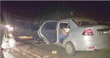  ??  ?? One of the dead victims at the scene of the three-vehicle crash in Telupid on Saturday.