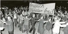  ?? Foto: Sammlung Gemeinde Horgau ?? Am 27. Oktober 1983 feierten die Horgauer vor dem Gasthaus Platzer unter dem Motto „Endlich wieder frei!“.