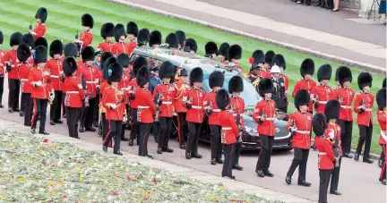  ?? ?? The Queen’s coffin arrives before the committal service. Photo by Ian Longthorne.
Ref:134867-149