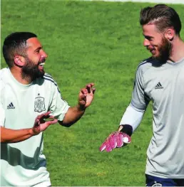  ?? EFE ?? Jordi Alba habla con De Gea en el entrenamie­nto de ayer