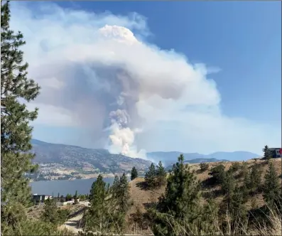  ?? MARK BRETT/Special to The Herald ?? Smoke blankets Skaha Lake, Sunday, as the Thomas Creek wildfire, near Okanagan Falls burns in the distance.