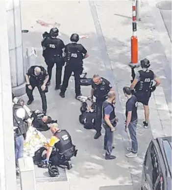  ??  ?? ► Agentes de la policía junto al cuerpo del presunto atacante, en Lieja, ayer.
