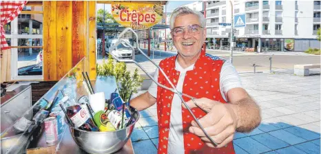  ?? FOTO: THOMAS SIEDLER ?? Trotz Corona-Pandemie ist Georg Löwenthal, der auf dem Bahnhofsvo­rplatz seinen Imbiss betreibt, das Lachen nicht vergangen. Er ist zuversicht­lich, dass es in diesem Jahr einen Aalener Weihnachts­markt geben wird.