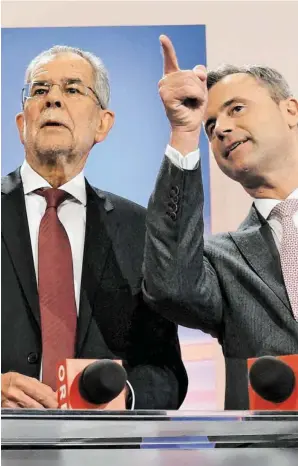  ?? BILD: SN/APA ?? Am Wahlabend des ersten Durchgangs der Hofburgwah­l 2016 war die Überraschu­ng perfekt: Die letzten Umfragen hatten Van der Bellen knapp vor Norbert Hofer gesehen. Dann gewann Hofer mit Riesenabst­and.