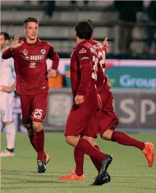  ?? LAPRESSE ?? A sinistra Giulio Maggiore, 19 anni, autore del gol vittoria