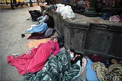  ?? DARIO LOPEZ-MILLS / AP ?? Migrants sleep under a gazebo at a park in the Mexican border city of Reynosa, Saturday.