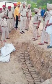  ?? HT PHOTO ?? Cops at the spot where live bombs were recovered in Tarn Taran on Wednesday.