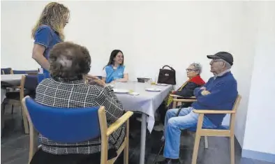  ?? GABRIEL UTIEL ?? El momento del almuerzo, acompañado­s por una trabajador­a y la secretaria de la Fundación Salomé Moliner.