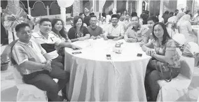  ??  ?? JUMAT (empat kanan) merakamkan gambar kenangan bersama Ketua Bahagian Parti Bersatu Sabah Inanam Fredolin Totin (tiga kanan) serta tetamu lain di majlis itu.