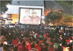  ?? BOY SLAMET/JAWA POS ?? DUKUNGAN: Suasana nonton bareng melalui layar lebar di parkir timur Gelora Delta.