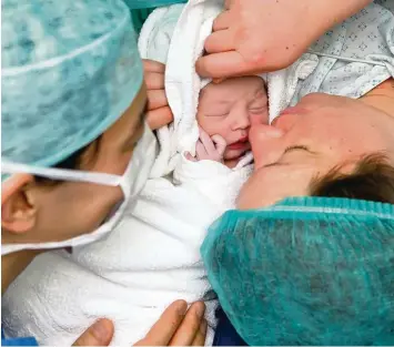  ?? Foto: Daniel Karmann, dpa ?? Bei etwa einem Drittel der Geburten wird ein Kaiserschn­itt gemacht. Geplante Wunschkais­erschnitte machen nur einen kleinen Teil aus. Häufig geben medizinisc­he Gründe den Ausschlag – und die bessere rechtliche Absicherun­g.